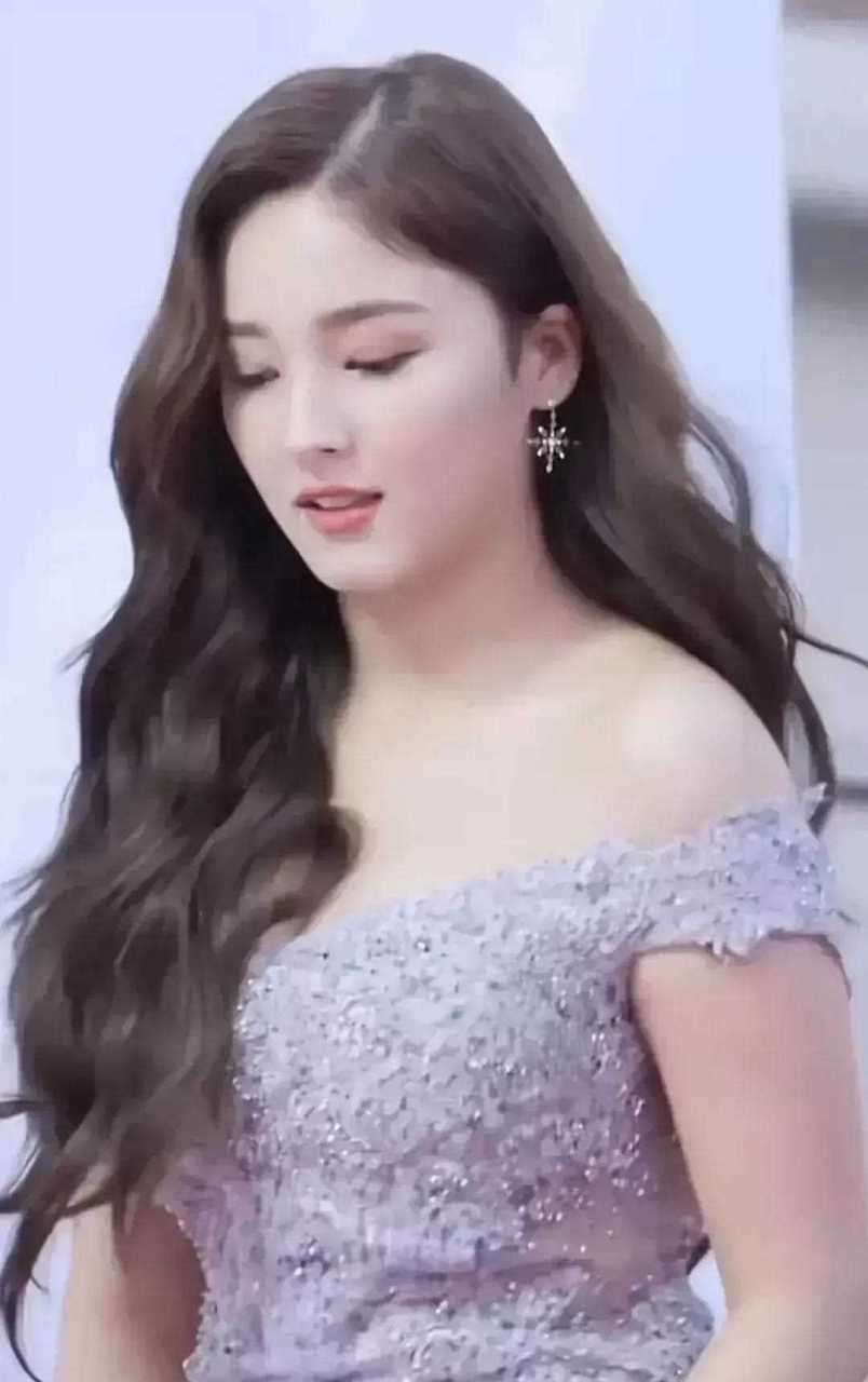 李承利是韩国zero女团的成员,经常参加一些高调的活动,穿着闪亮的