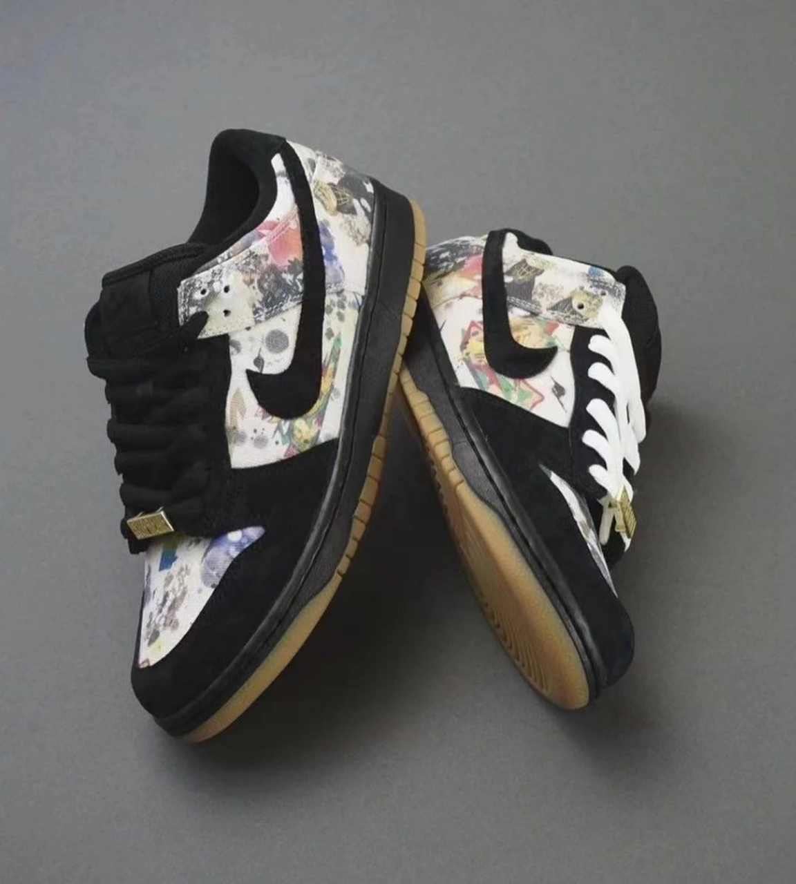 supreme x sb dunk low 联名鞋款以艺术家 rammellzee 的作品为设计