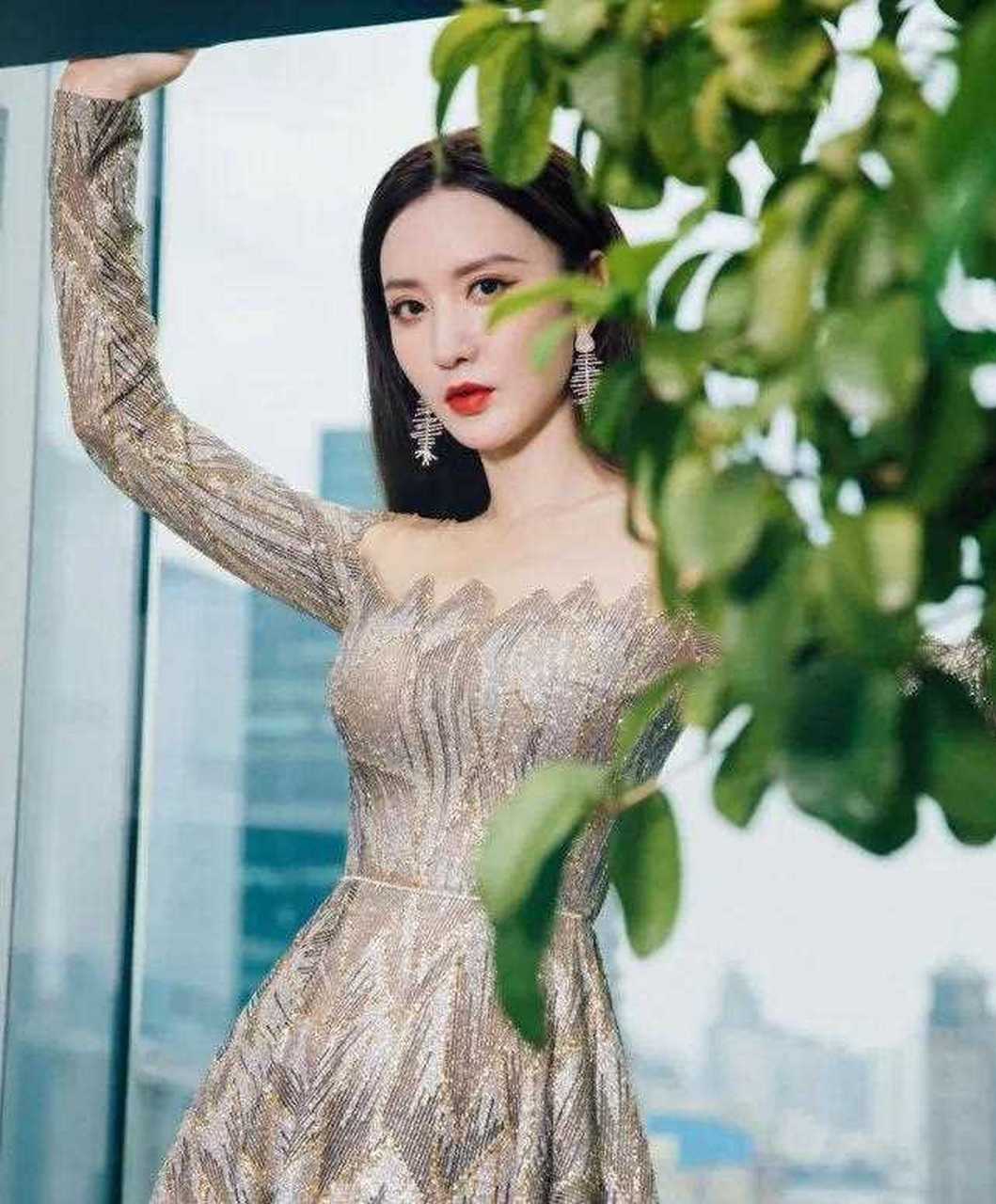 张萌不愧是耀客老板娘,穿香槟色礼服典雅高贵,美得让人心动