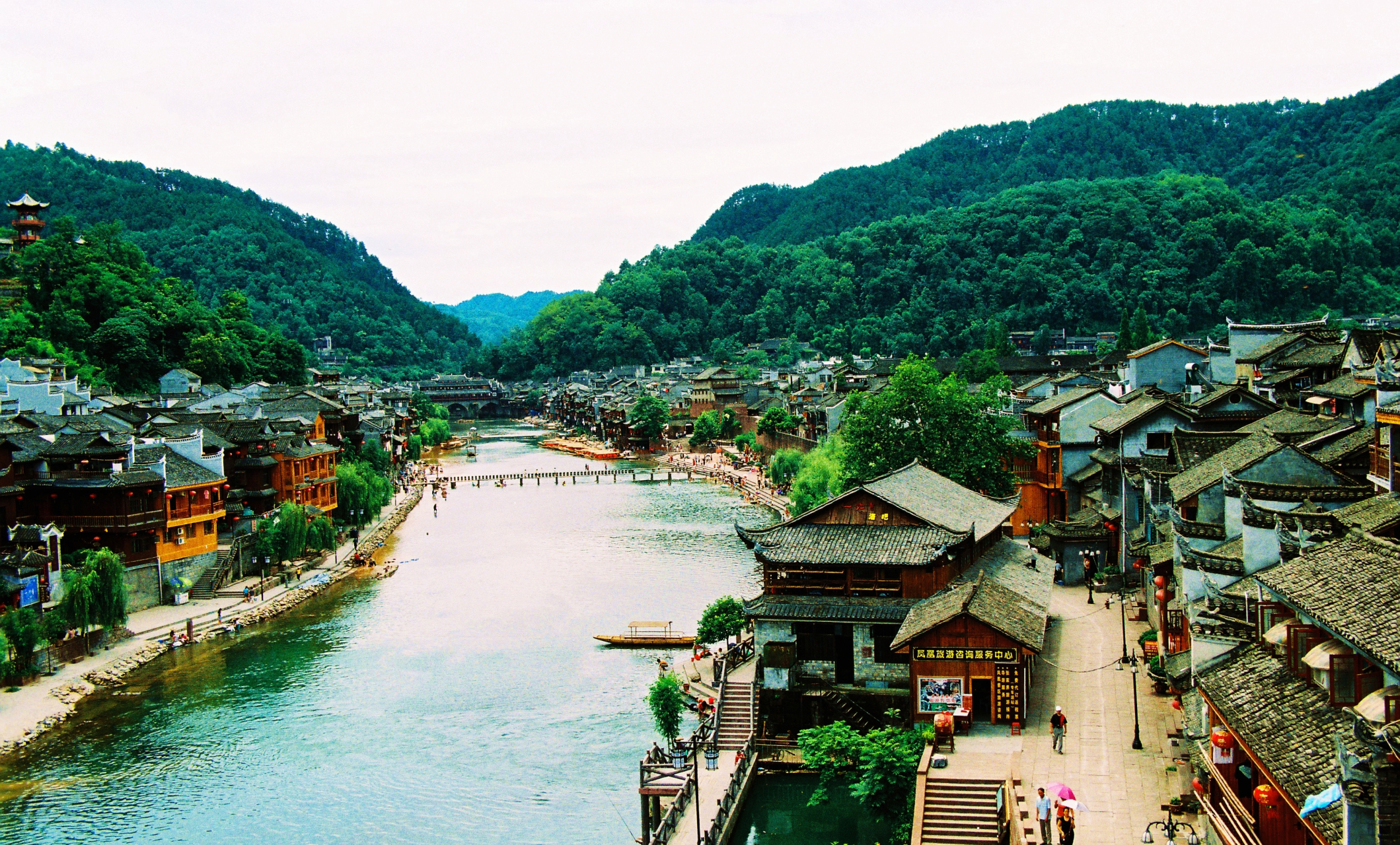 凤凰古城,这里的建筑风格是典型的少数民族特色,在这里可以看到苗族