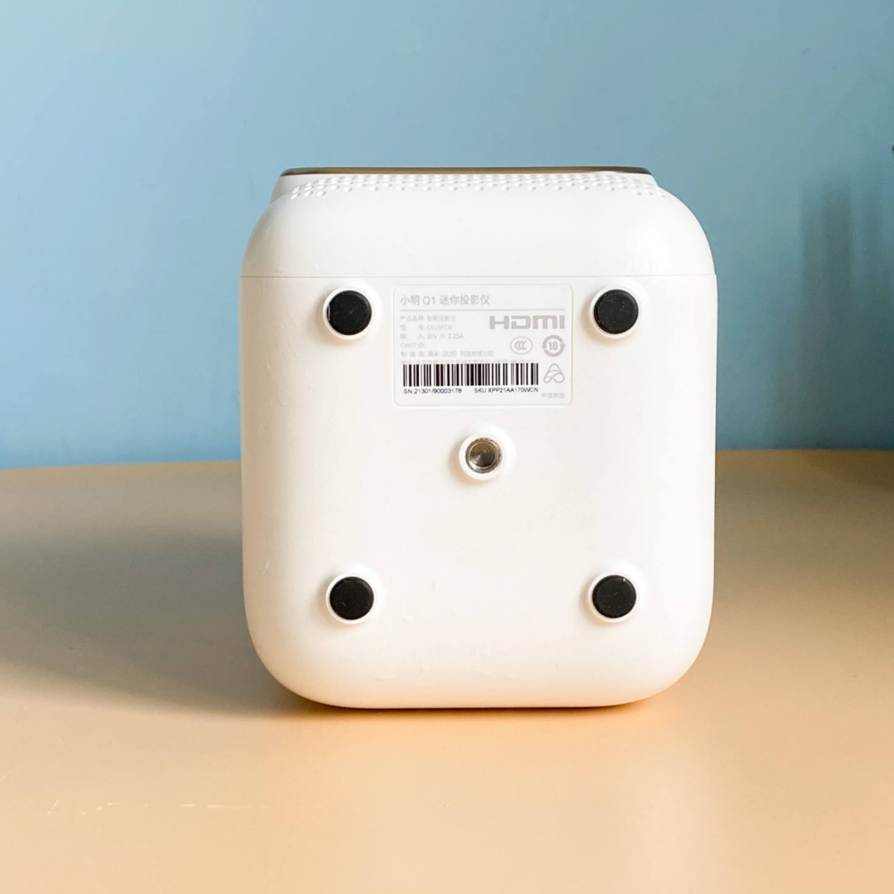 瞧瞧我新入手的小明q1迷你投影仪,看看这萌萌的白色机身,还真有点