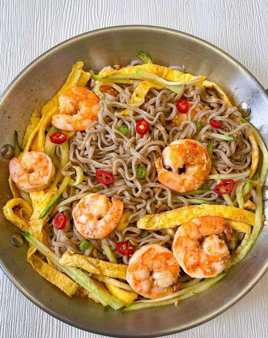 清爽凉拌虾仁荞麦面!|||姐妹们夏天的口味里酸辣是我的爱!