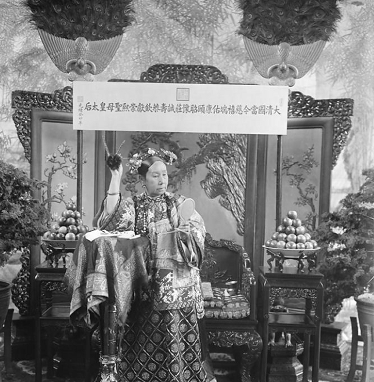 清朝皇族老照片:慈禧太后照镜子梳头,5岁小皇帝席地而坐