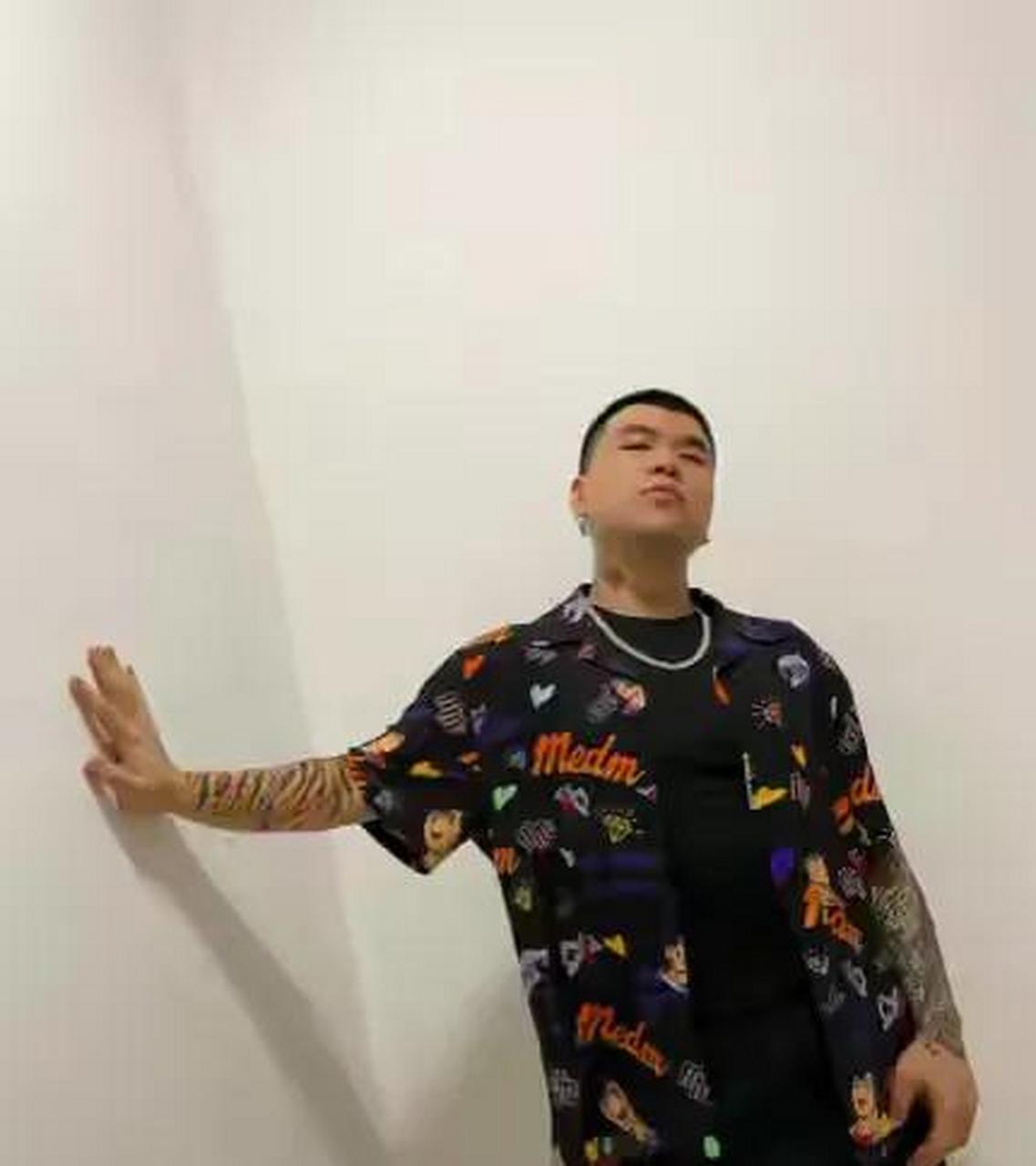 gif创作人# 25岁男歌手丁震(knowknow)被实名举报吸毒,最近娱乐圈的