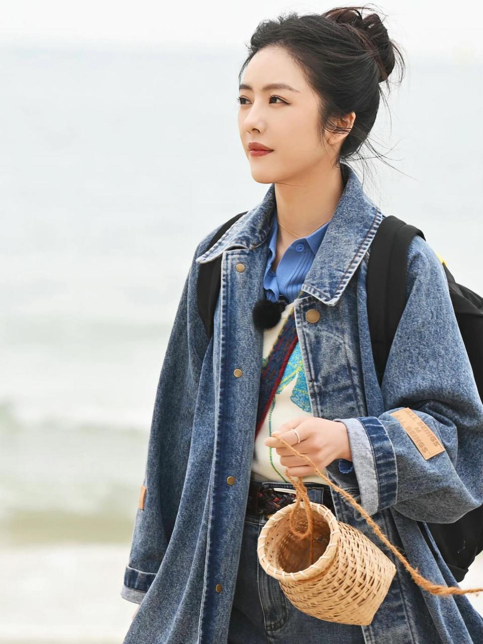 蔡文静《追星星的人》海边穿搭 一身牛仔单品复古时髦 经典永不过时