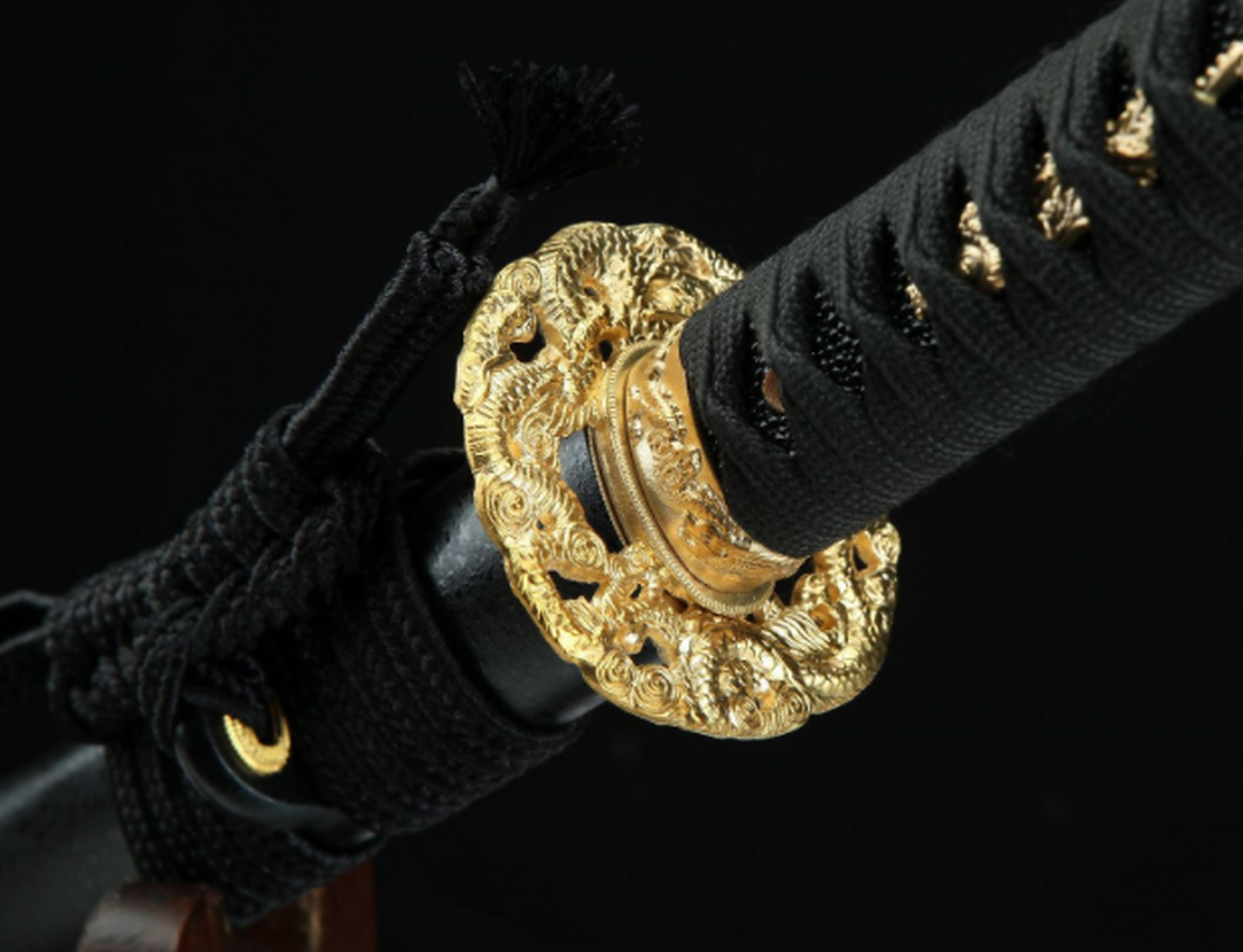 收藏# 全身黑化的武士刀,护手用了金色作为点缀,经典的黑金搭配.