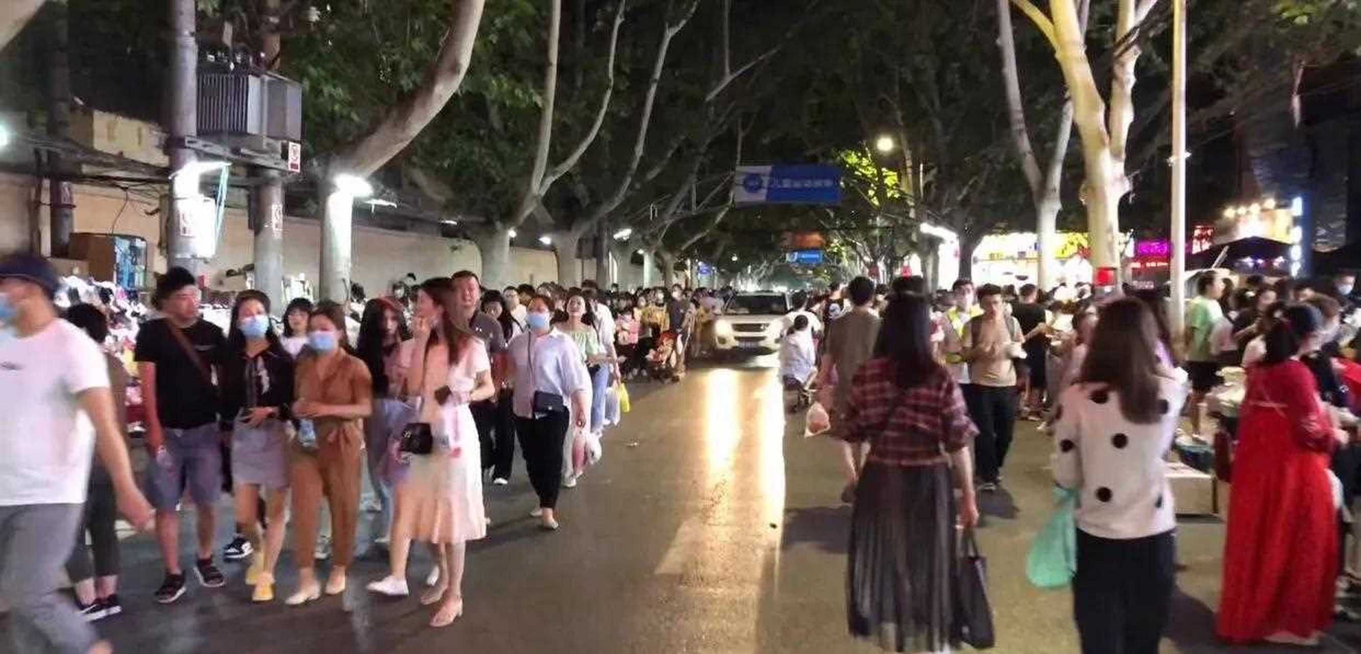 鄭州健康路夜市目前免收一切費用,任何人都可以去擺地攤嗎?