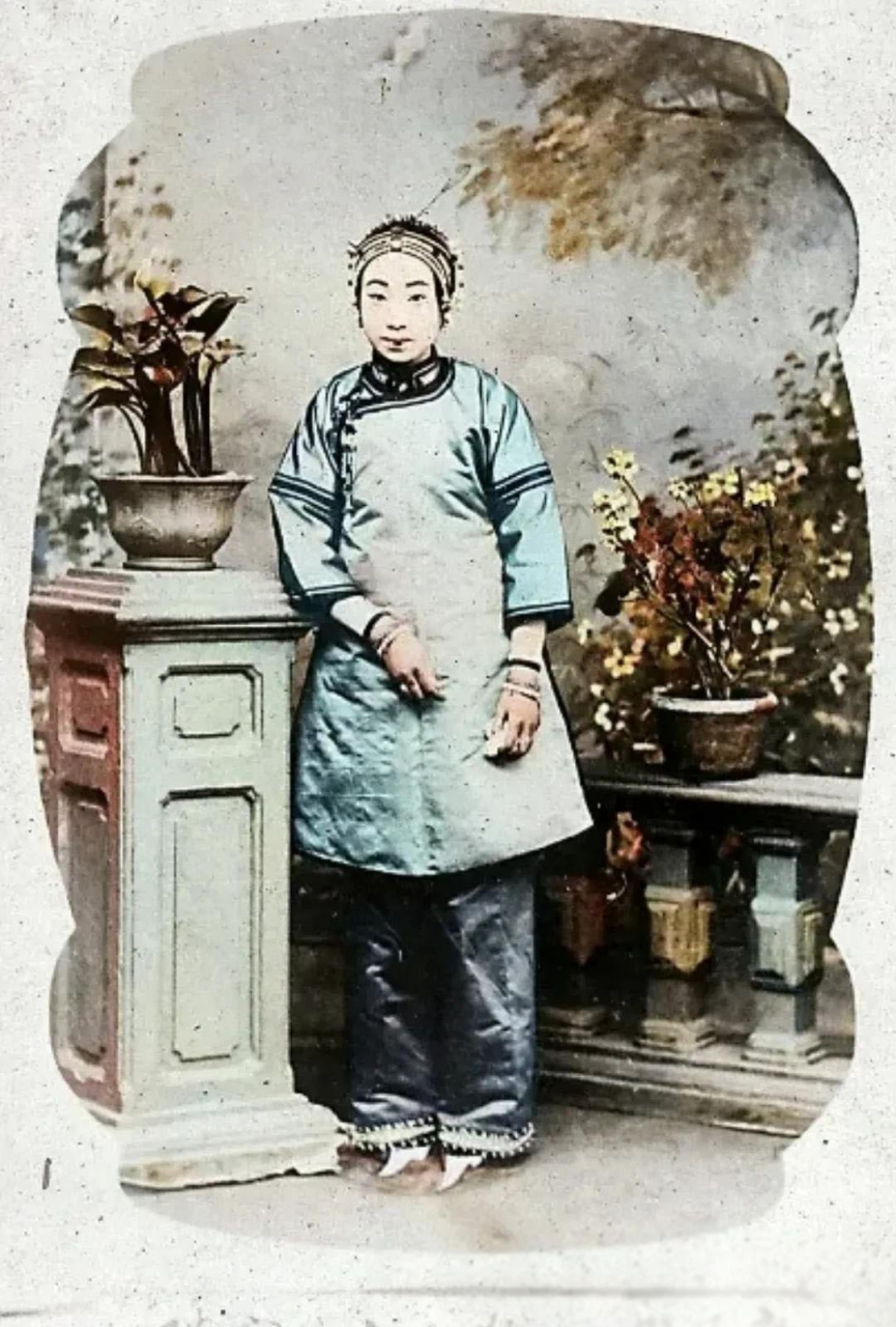 晚清上色老照片,当时的三大名妓你觉得谁长得更漂亮一些 第一张:小林