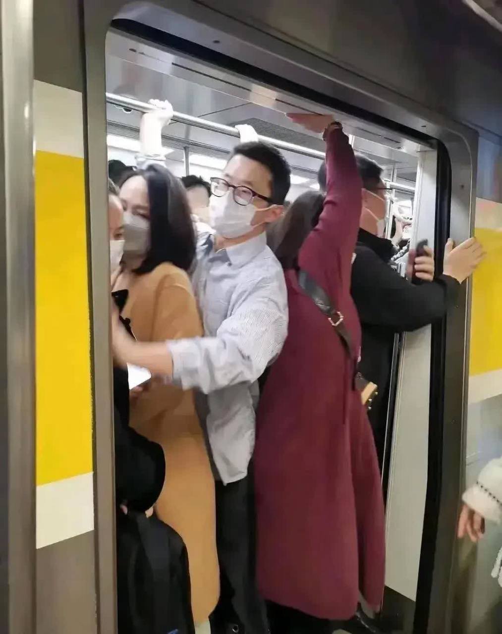 哪里的地铁这么拥挤#趣图搞笑