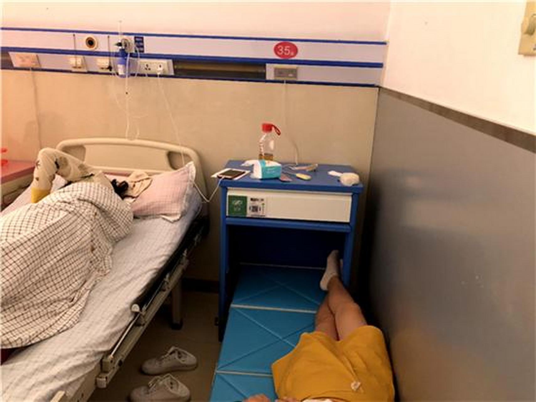 贵州贵阳,一小伙在医院陪床时,听到隔壁床的患者闲聊,得知对方亲戚