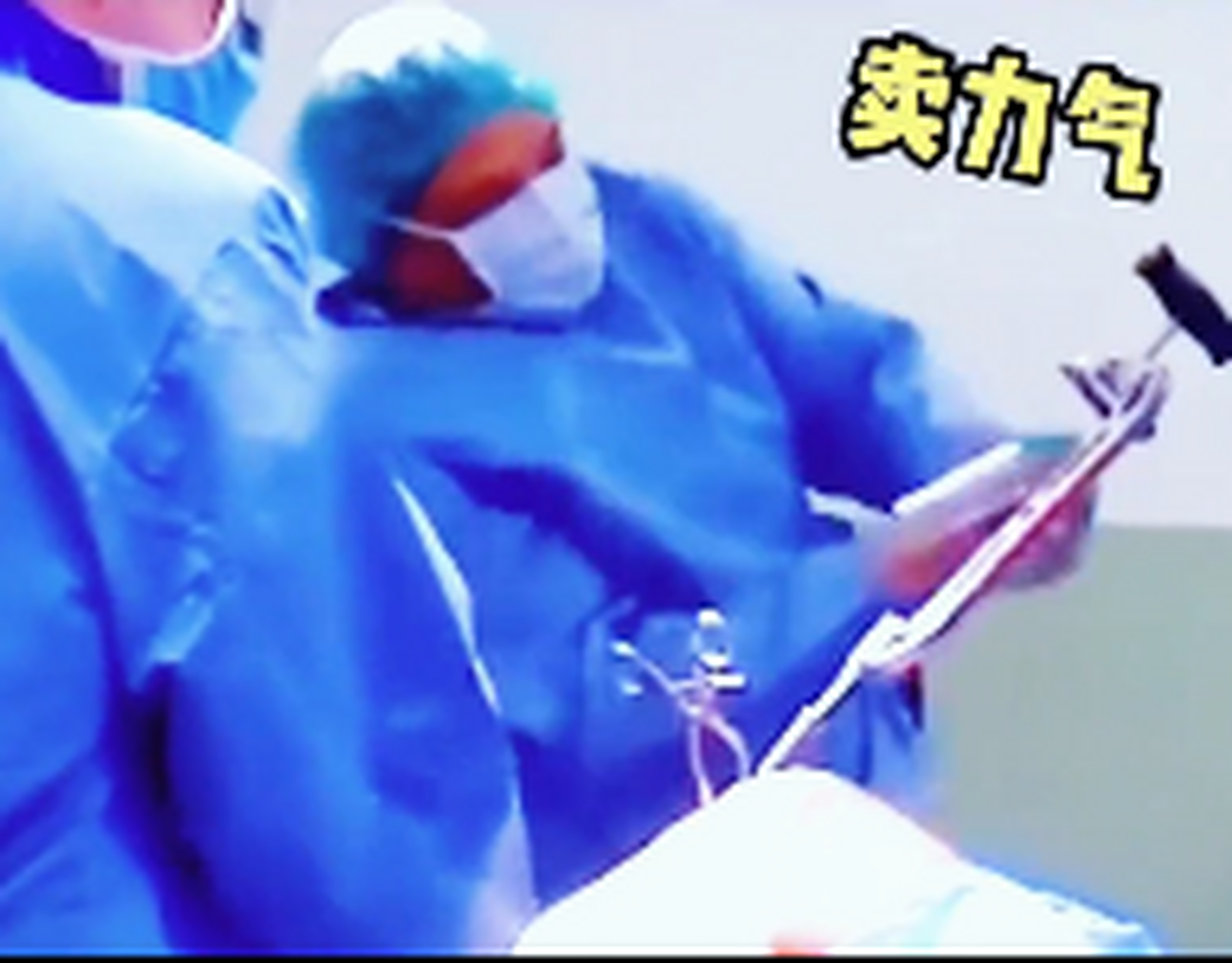 02  但是我想跟大家说,网上的视频,它有博取眼球,夸张的成分