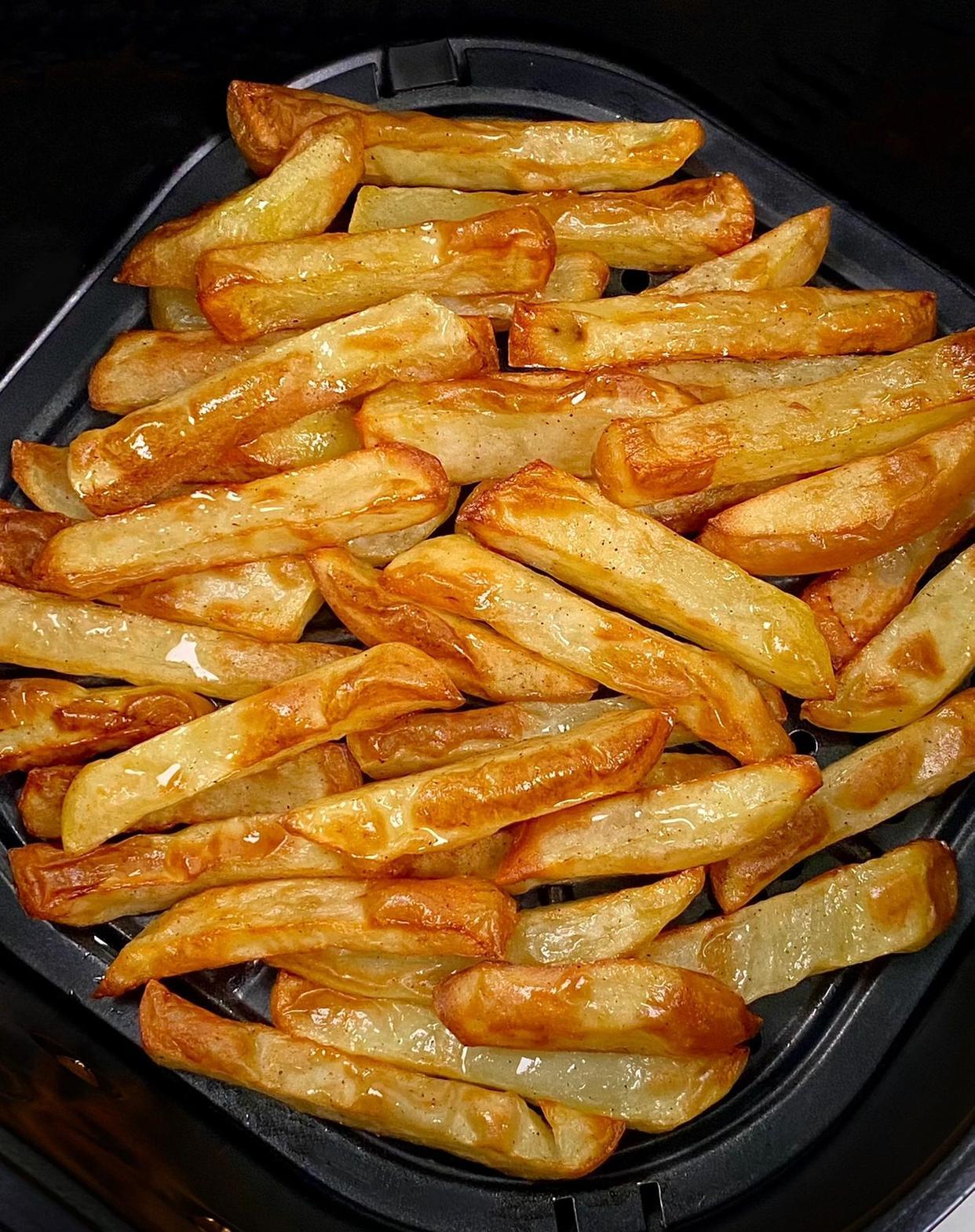 一锅都不够炫大家都快去试试吧实现薯条自由啦～ 食材2个土豆 做法
