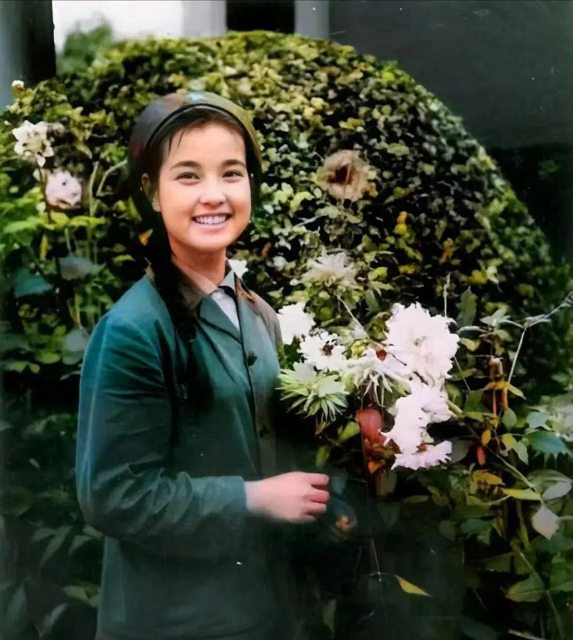1972年,刘晓庆在军装照片中展现出她青春,美丽,热情和开朗的形象.