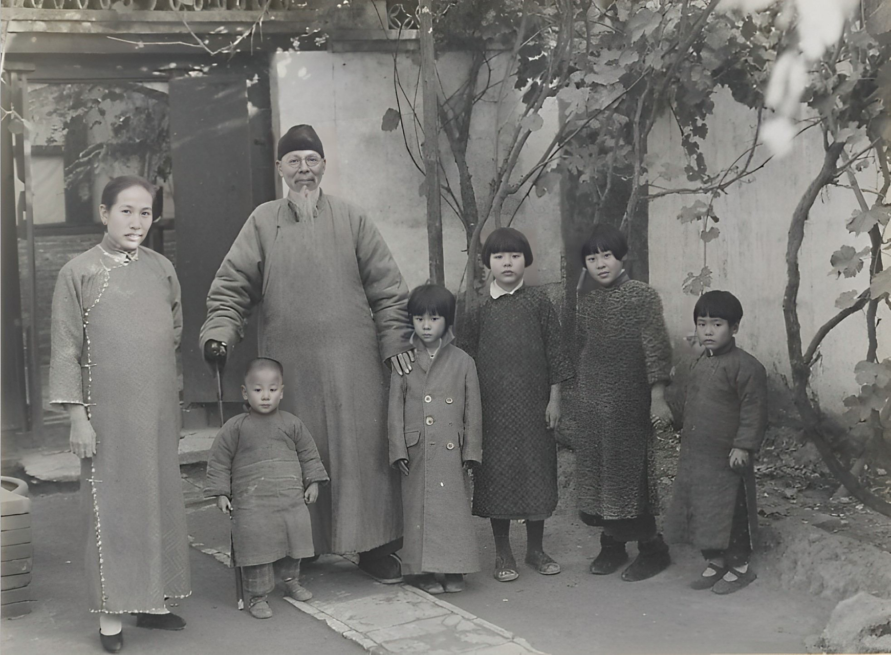 齐白石老照片:与妻子胡宝珠和五个孩子在一起合影.