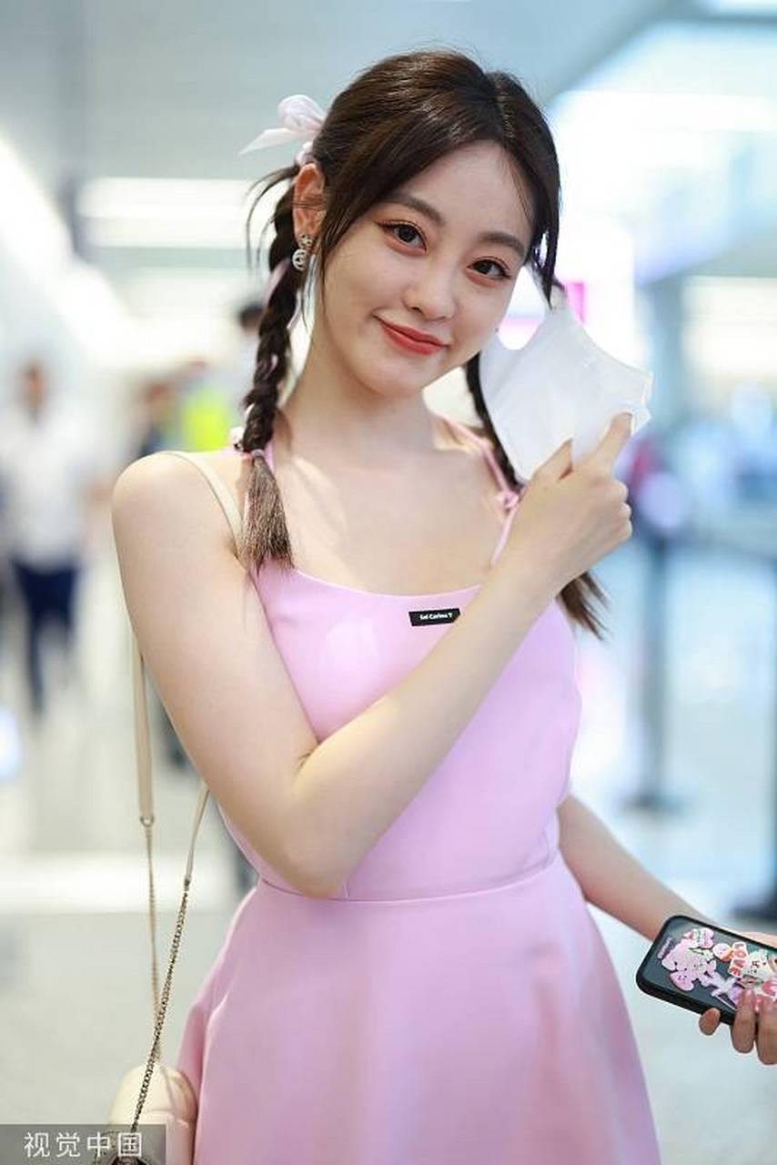 祝绪丹机场写真,大秀美背少女感十足!