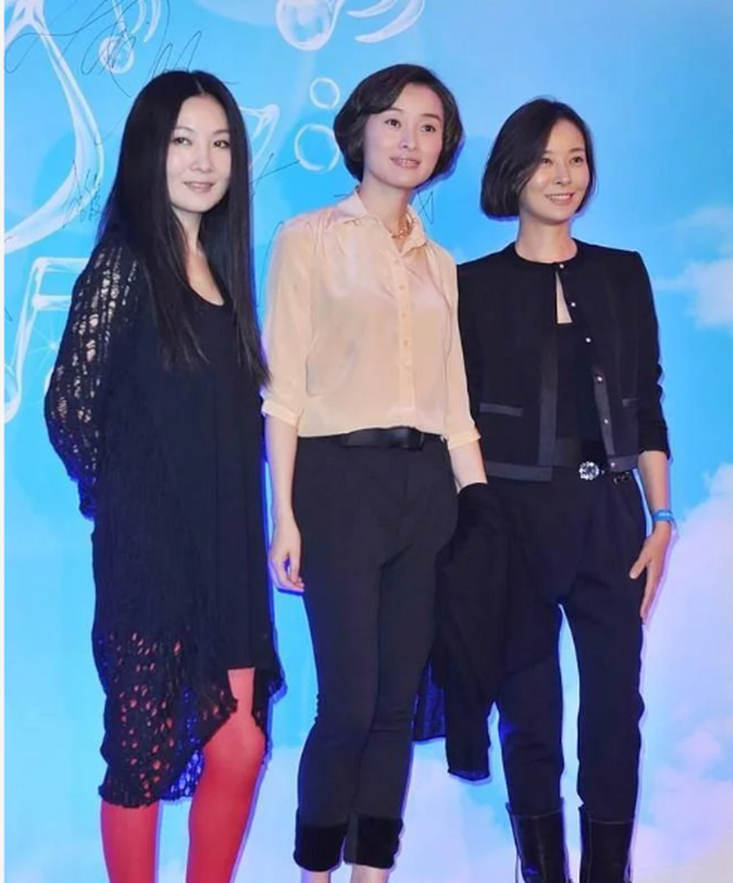 吴越一个人也精彩,穿白裙约闺蜜同享下午茶,50岁嫩似"小姑娘" 即使是