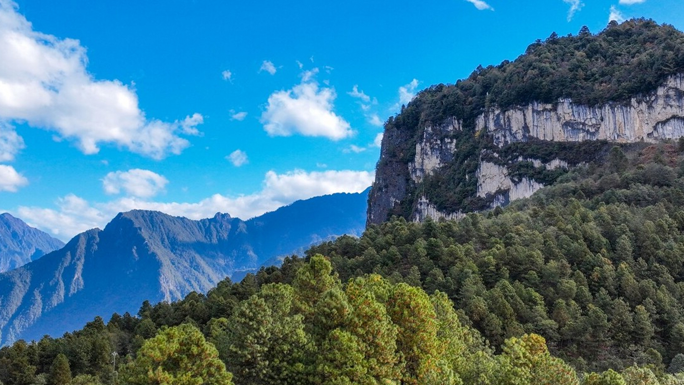 云南怒江第一湾波澜壮阔,怒江在流经云南贡山县时,由于王箐大悬岩绝壁