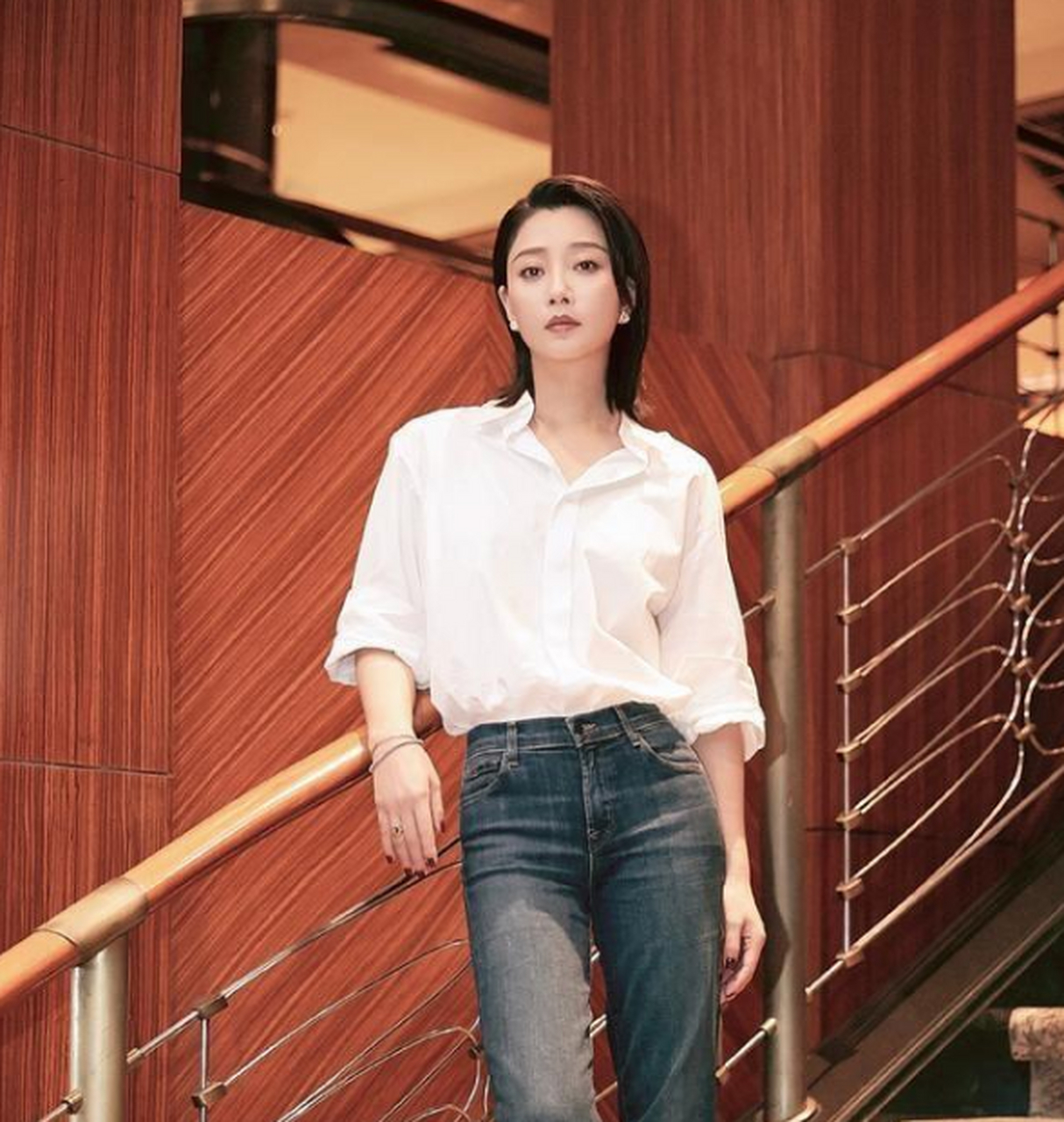 殷桃普通白衬衫配牛仔裤,不过气场却很强,惊呆了网友,真的是美到犯规