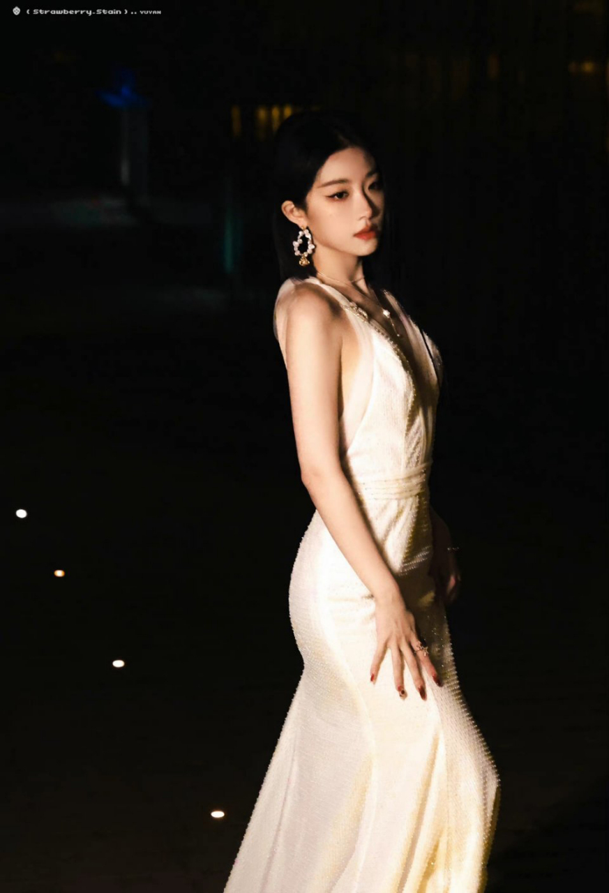 这腰臀比真的就太赞了#腰臀比# #喻言# #喻言身材