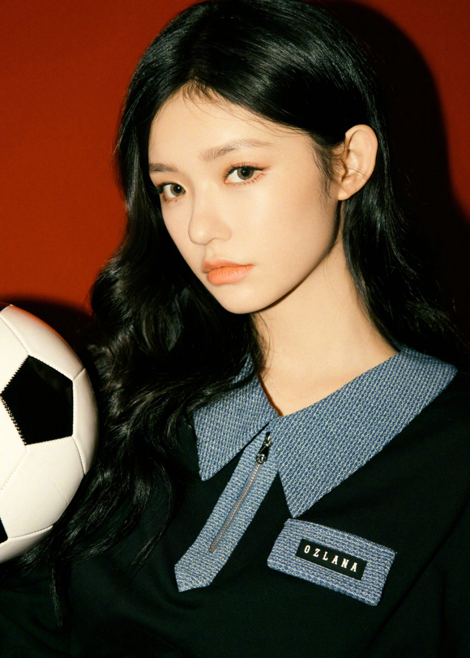 林允# #明星穿搭# #娱乐#  林允和足球合照来袭,一身黑色穿搭套装