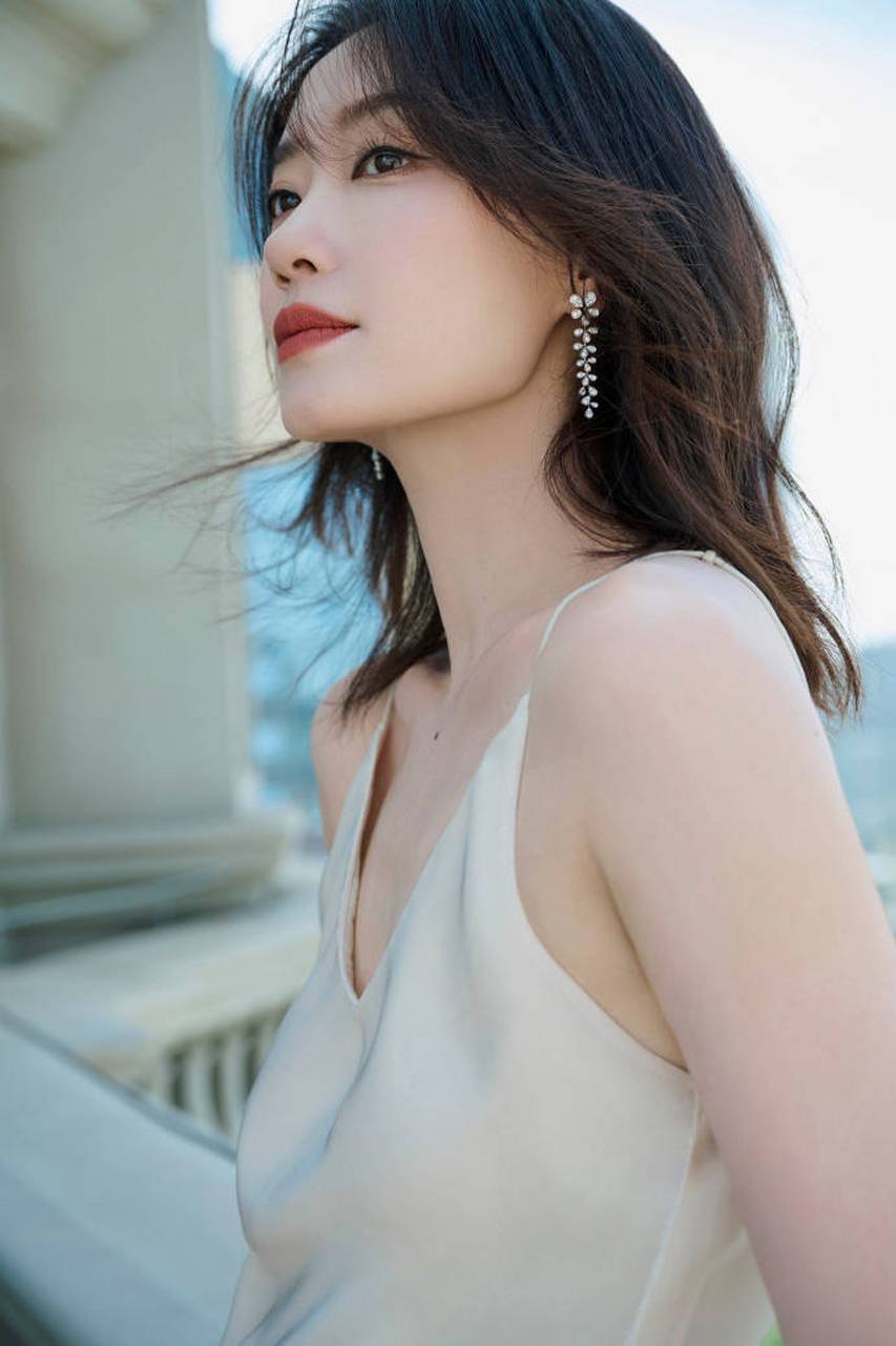 张小斐穿白色吊带裙,皮肤白嫩优雅迷人!