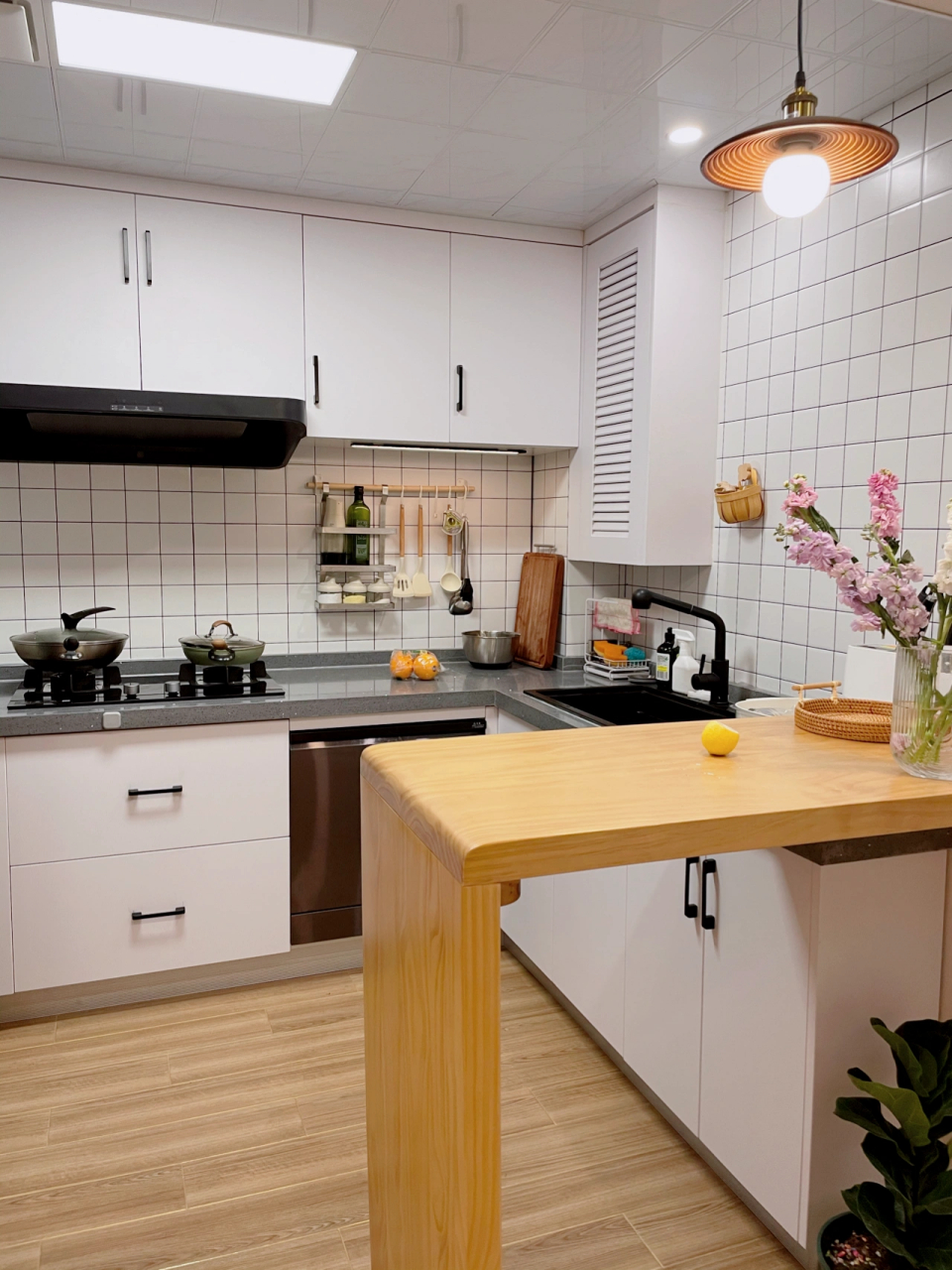 开放式的6平方米厨房,用起来真香 很多人喜欢开放式厨房,但又担心油烟