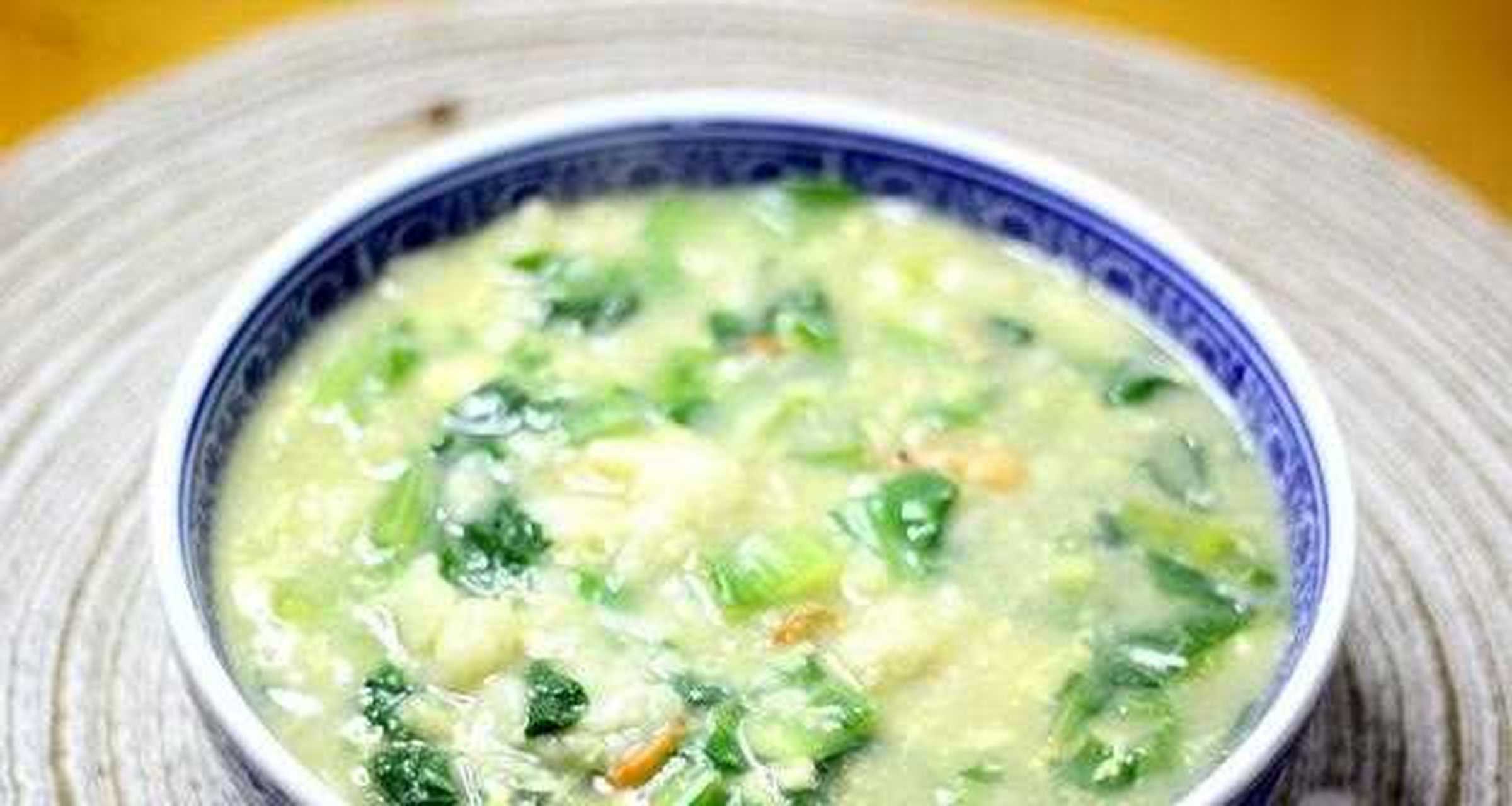 老爸最喜欢的小白菜疙瘩汤,翠绿的颜值特别有食欲,柔软的面疙瘩吃下去