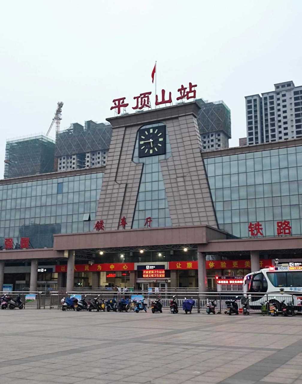 平顶山早上有一趟绿皮火车,6:10始发,3个小时到信阳,票价也是30几.