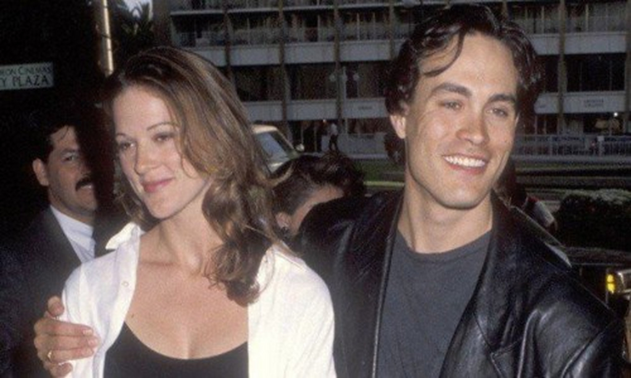 当年,陈慧敏带李国豪去签约,3年拍2部电影给500万.