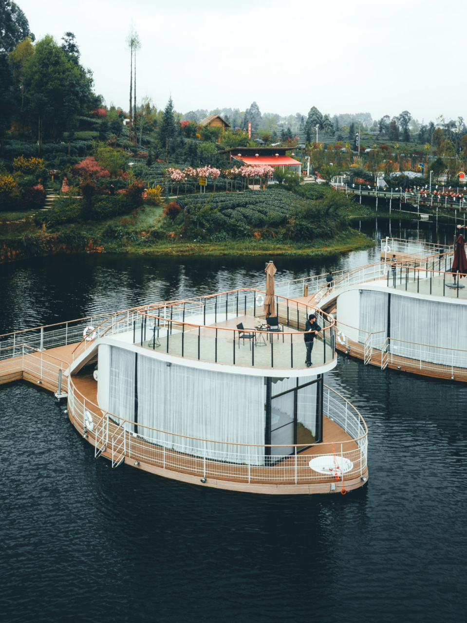 民宿:渔宿水上漂浮酒店 地点:四川省雅安市名山区月亮湖景区[饺子]