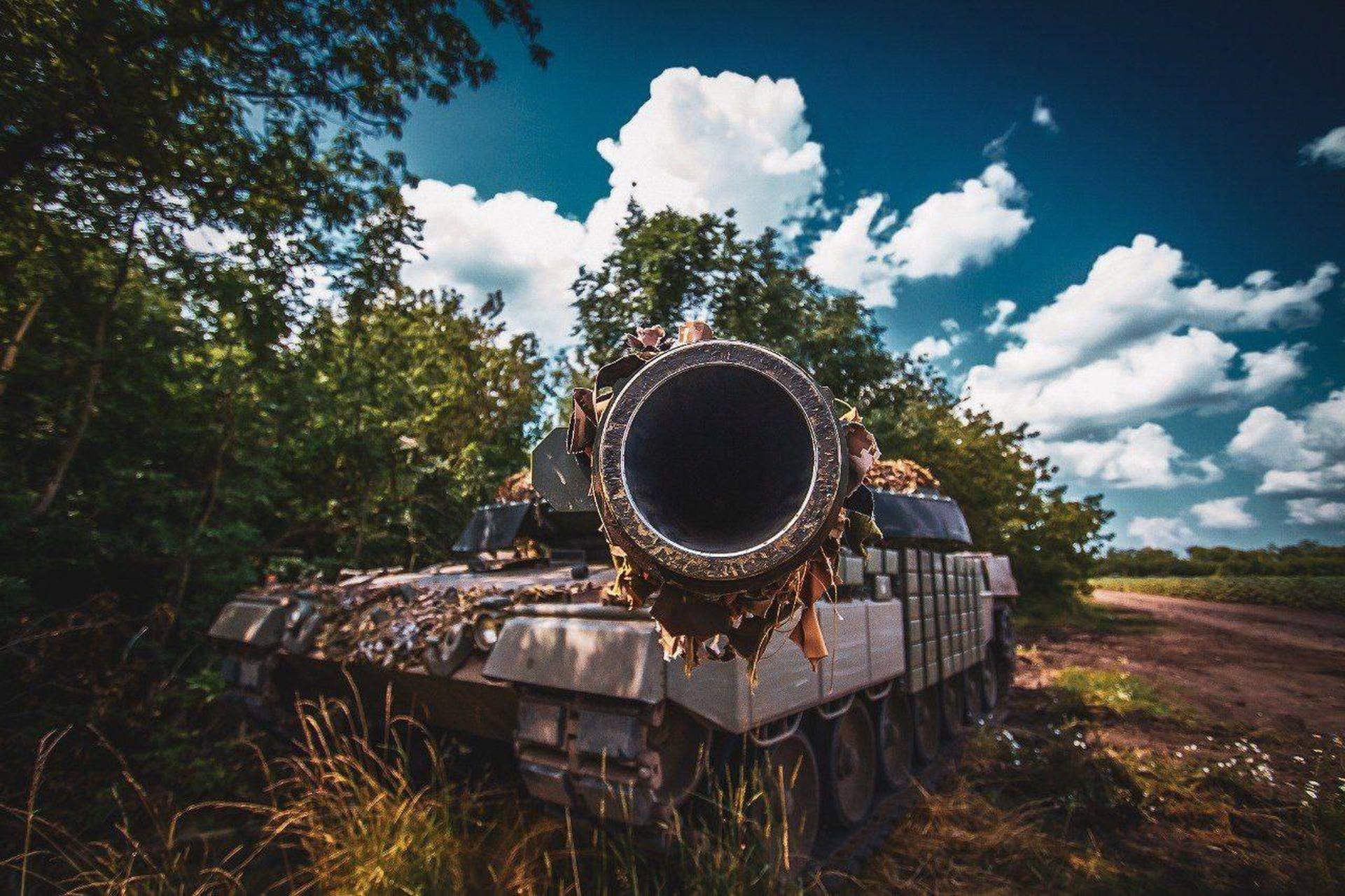 豹Ⅱa4坦克上安装的接触式爆炸反应装甲系统(ДЗ Контакт-1).