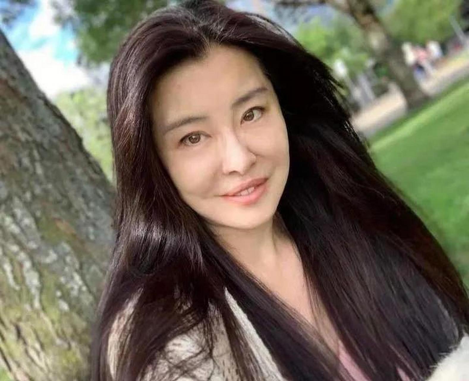 百家号星火计划# 岁月不败美人,王祖贤皮肤白皙,面部红润有光泽,喂儋