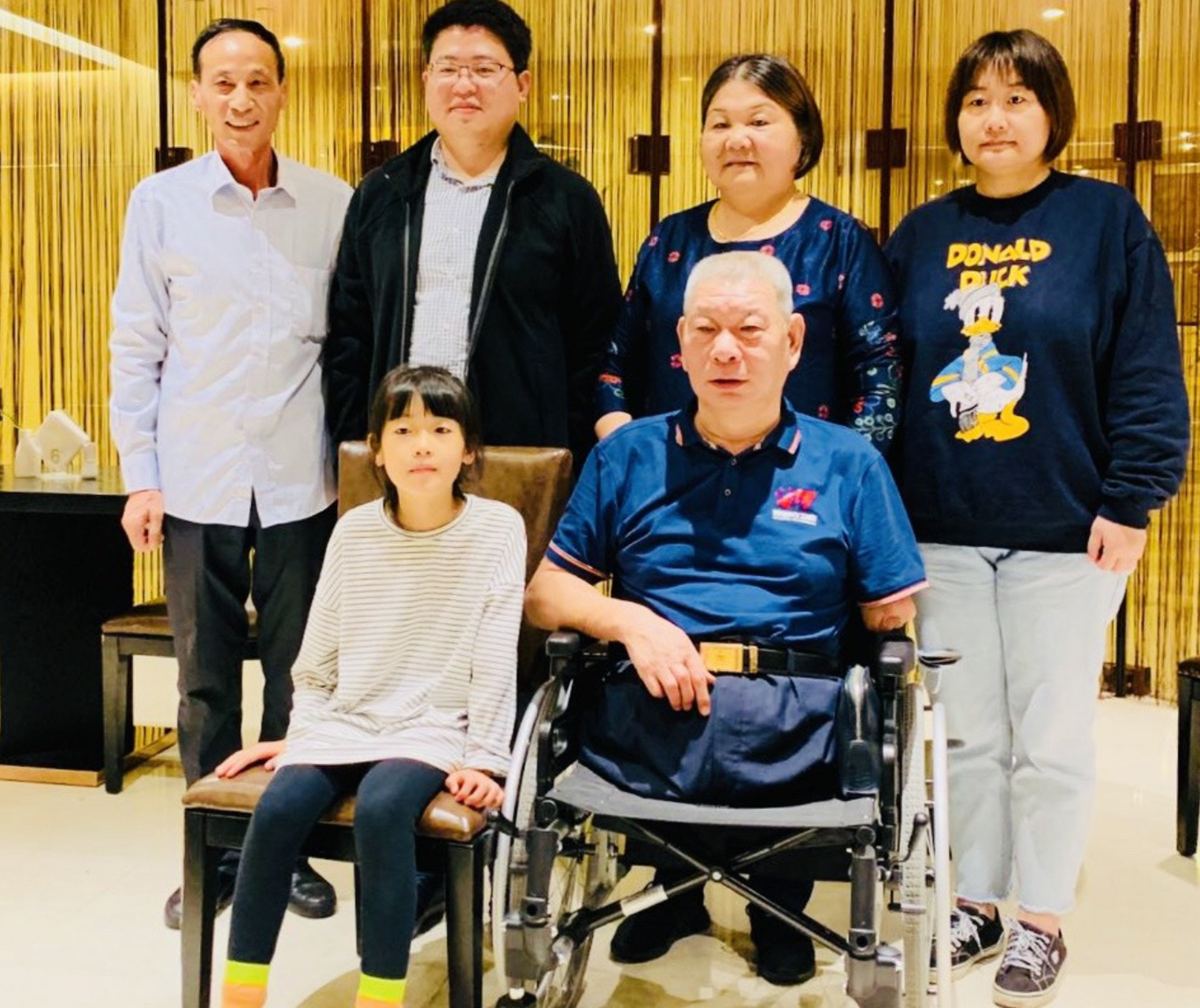 他叫展亚平,是对越反击战英雄,战争中没了双腿和手臂,战后却娶美女