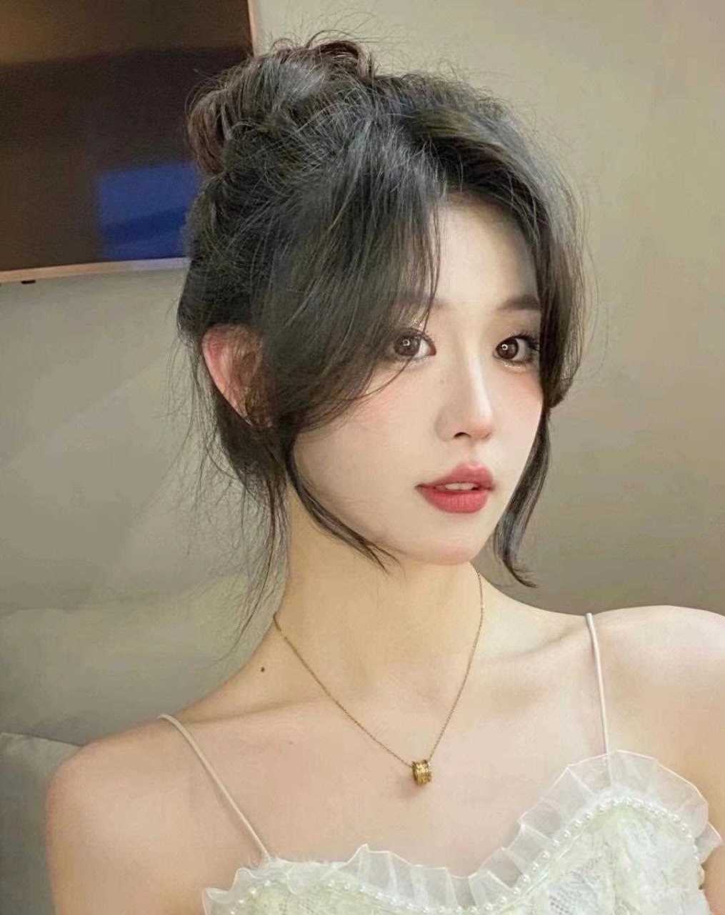 年轻mm特别适合八字空气刘海长微卷发,它