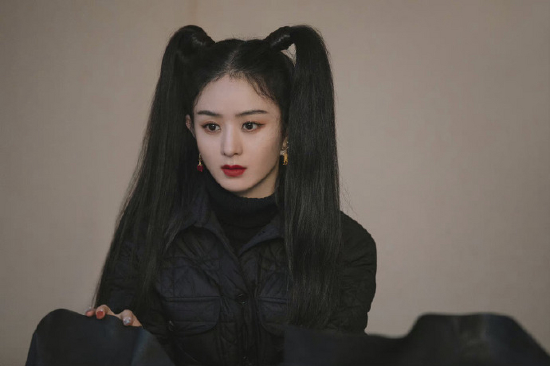 赵丽颖这组照片甜中带酷  比起薛杉杉的甜美,现在的小赵好像更有一种