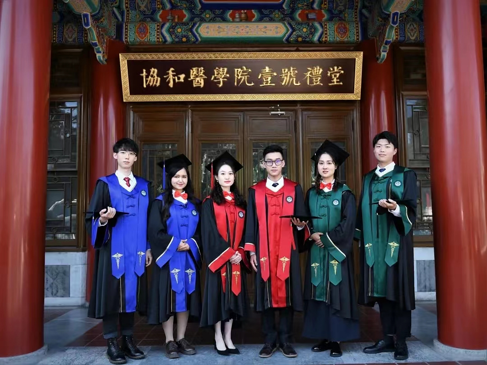 关于近日网上大火的协和学位服看的我真是心痒痒,以绶带,刺绣等元素