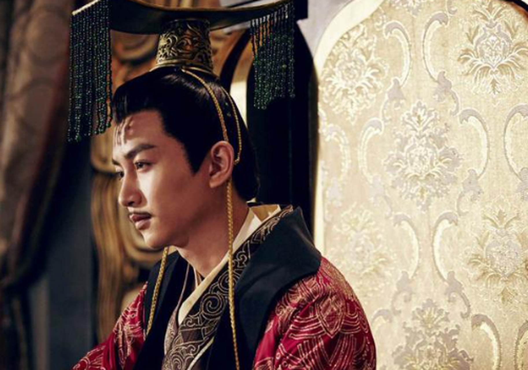 杨坚是弘农杨氏后人,他的十四世祖是东汉时期的太尉杨震,而他的父亲