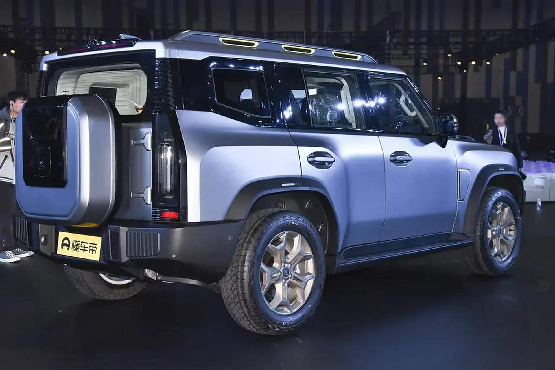 捷途旅行者具体来看,该车的前脸设计十分硬朗,中网内还有"jetour"字母