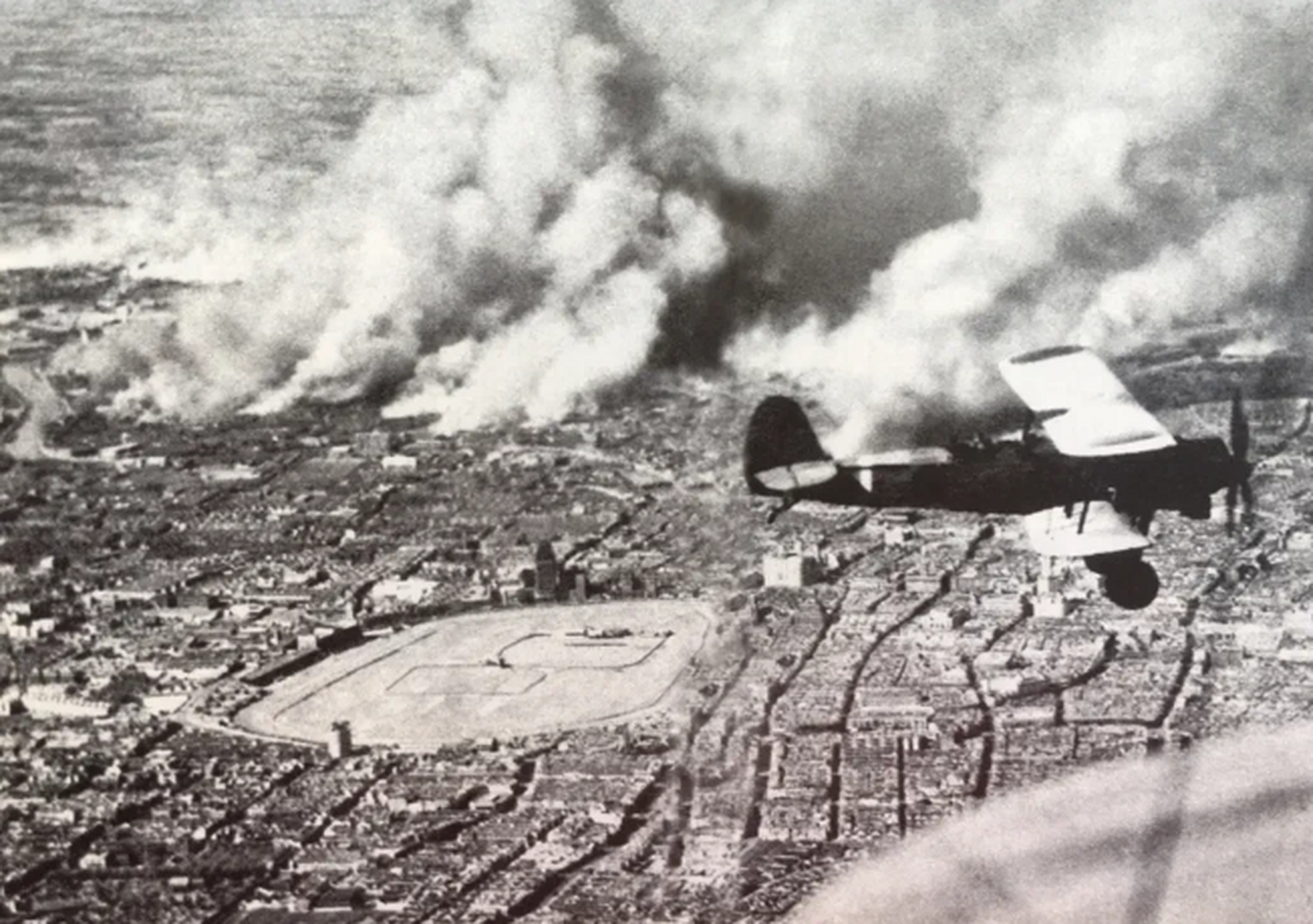 1938年武汉会战,日机正在轰炸武汉.