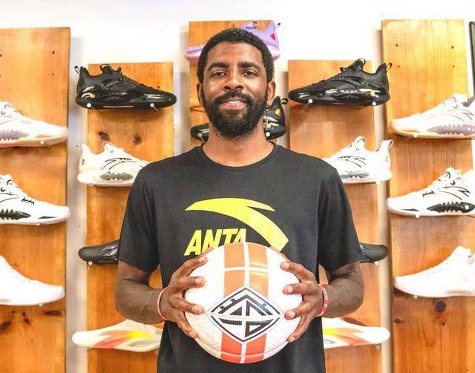 欧文正式签约,随后欧文也在个人社交平台宣布了这个消息.