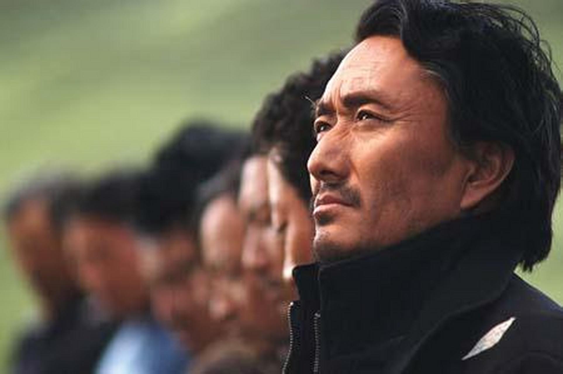 在电影《可可西里》中,他饰演的巡山队长"日泰"时,眼神充满了悲天悯人