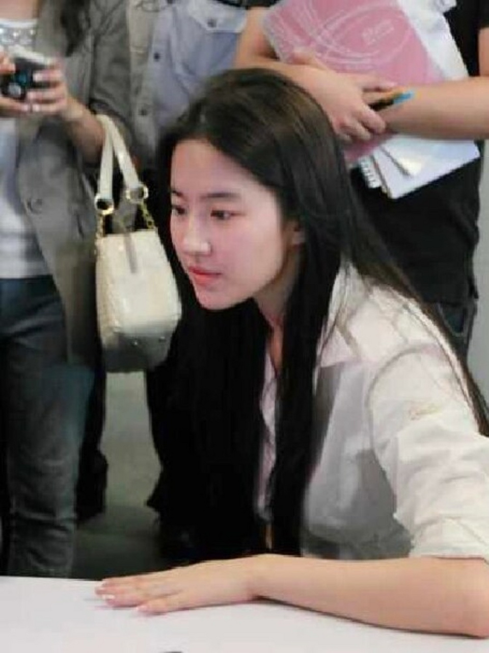 全公司震惊  在2011年,刘亦菲在为电影《倩女幽魂》做宣传时,以纯素颜