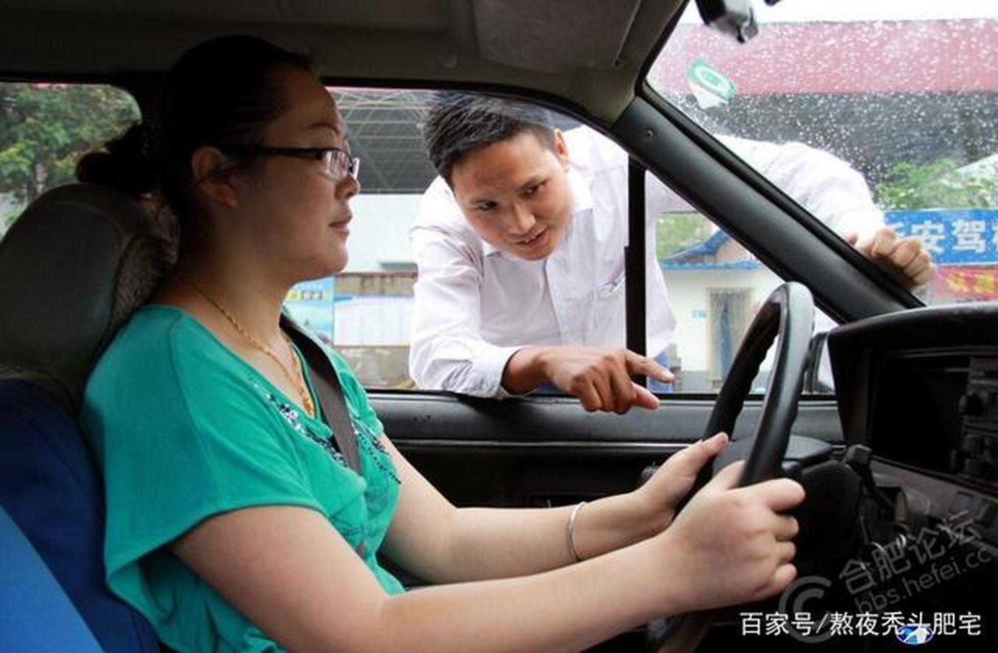 教练:你别紧张,一定要握紧方向盘.女孩:我知道,我希望你坐的离我远点.
