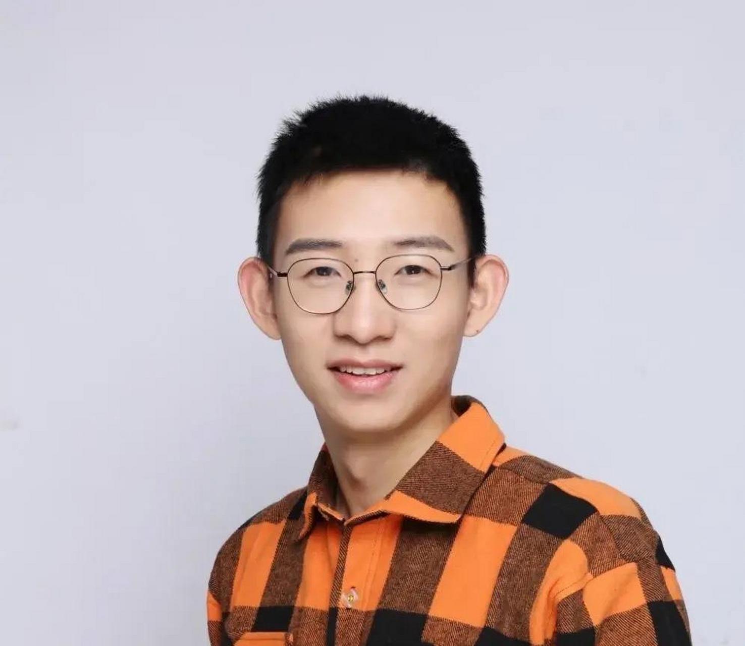 2015年,衡中文科状元刘嘉森672分进入北大中文系,开学第一天,他跑去问