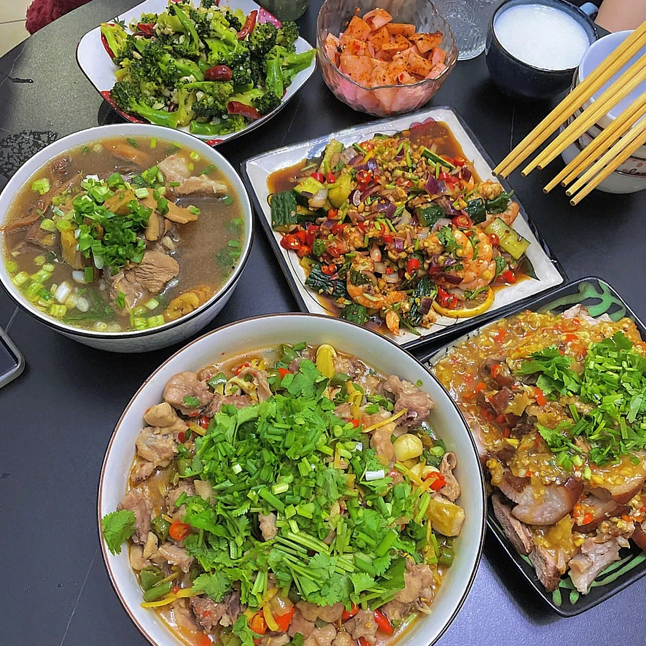 图一,四川朋友吃晚饭 图二,江西朋友吃晚饭 图三,广东朋友吃晚饭