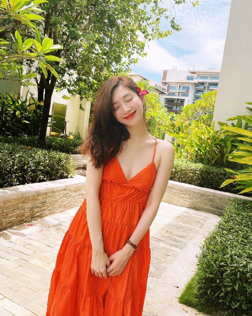 江疏影最新写真|身穿吊带红裙,头戴花花,美美的夏日度假风