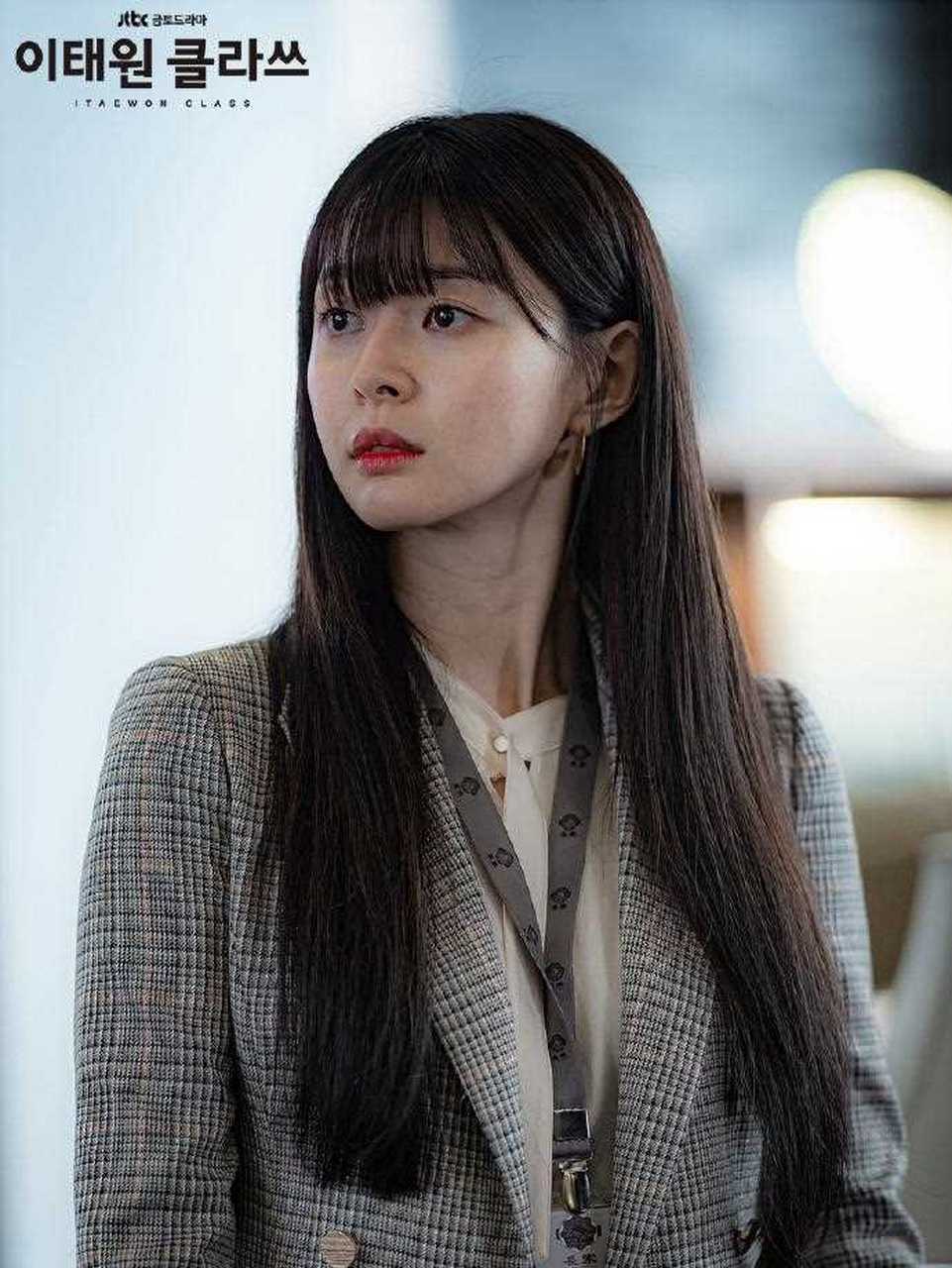 《梨泰院class》 女二权娜拉的穿搭,大衣和格纹西装的搭配,有一说一