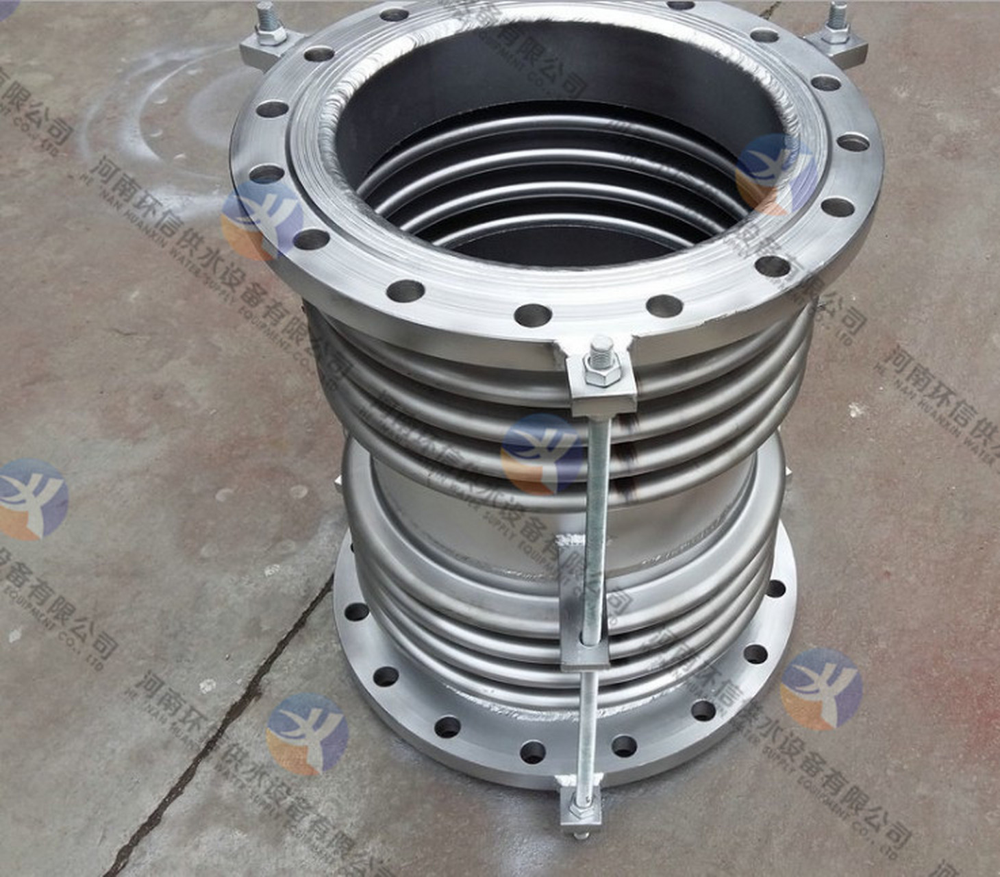 轴向外压式波纹补偿器特点  在焊接不锈钢波纹补偿器密封装置时,会