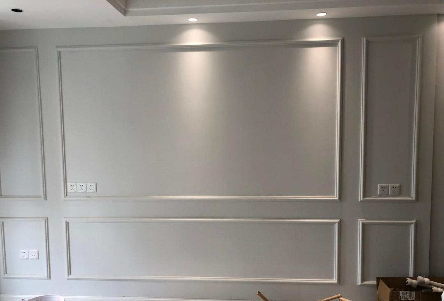 石膏线条的客厅电视背景墙已经安装上去了,很是满意很喜欢,而且造价