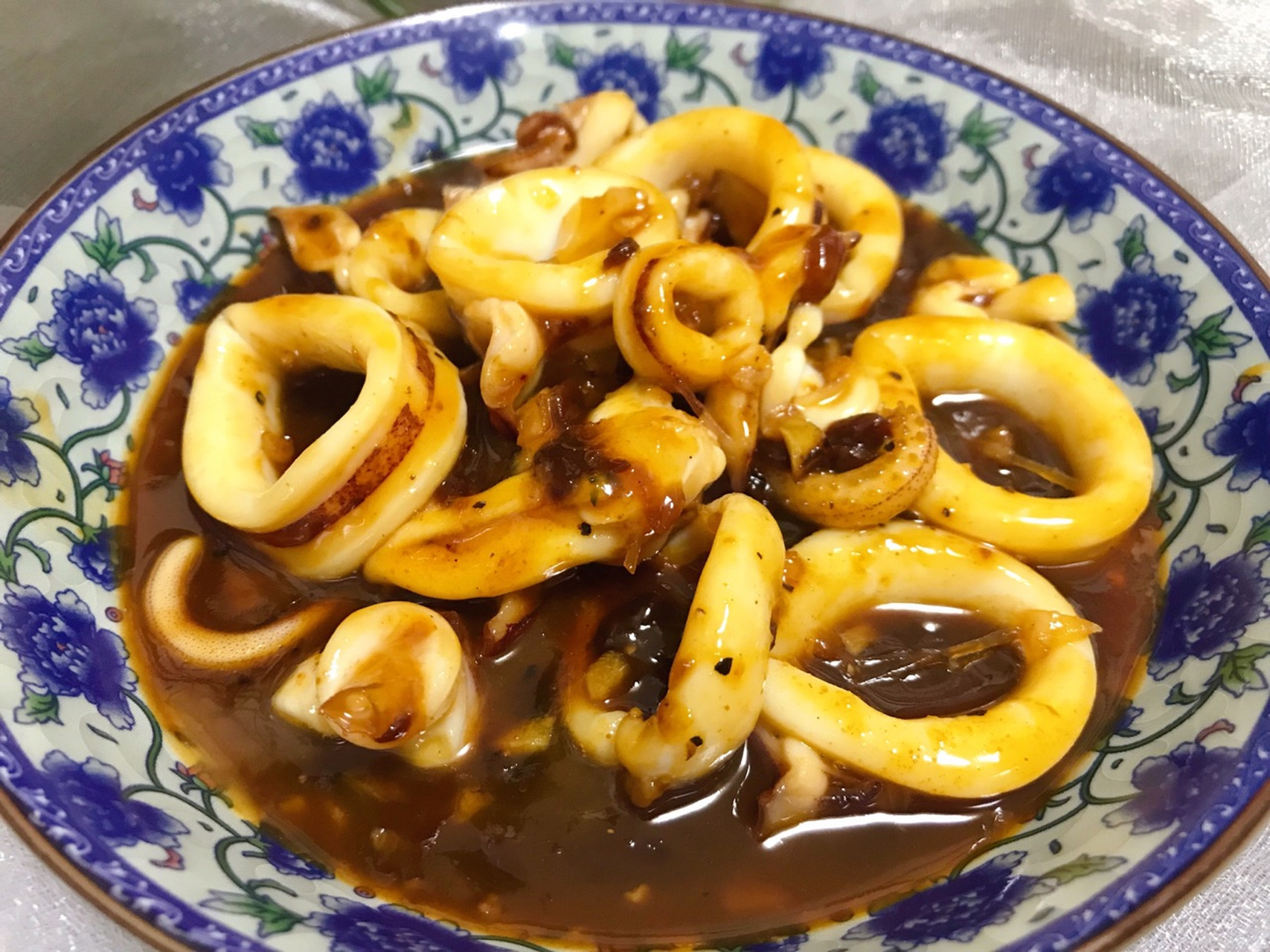 蜜汁炖鱿鱼  蜜汁炖鱿鱼的用料 鱿鱼:1条 洋葱:半个 蒜泥:适量 料酒
